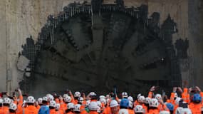 Des ouvriers du bâtiment et des membres des médias regardent quelques instants après que la machine de forage de tunnel "Cecelia" a percé, après avoir creusé un tunnel sous les collines de Chiltern sur le chantier de construction du portail nord du tunnel de Chiltern pour le projet de chemin de fer à grande vitesse HS2 2, près de Great Missenden dans le Buckinghamshire, au nord-ouest de Londres, le 21 mars 2024.
