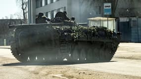 Un blindé de l'armée ukrainienne à Kiev le 22 mars 2022

