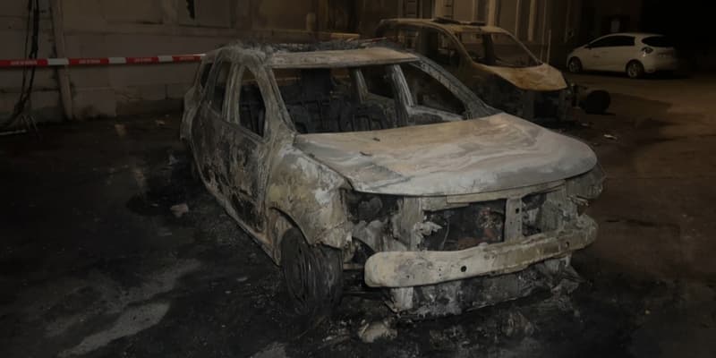 Des voitures de la police municipale ont été incendiées à Givors le 27 avril 2024. 