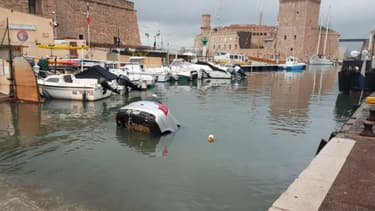 La Citroën C5 qui a plongé dans le Vieux-Port de Marseille.