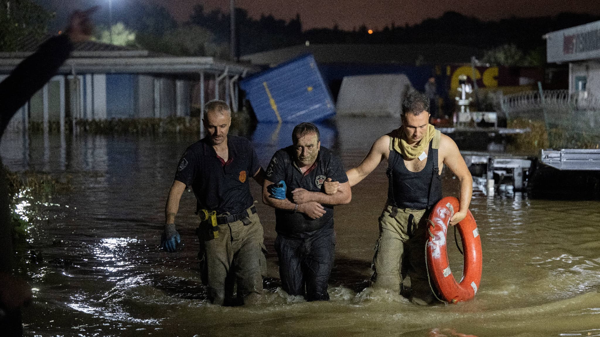 Un homme est secouru et évacué lors des inondations dans le district de Kucukcekmece à Istanbul le 5 septembre 2023.