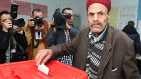 Un Tunisien vote à Tunis, dimanche 23 novembre 2014.