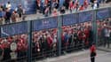 Des supporters de Liverpool se tiennent à l'extérieur, incapables d'entrer à temps, lors de la finale de la Ligue des champions de l'UEFA entre Liverpool et le Real Madrid au Stade de France à Saint-Denis, au nord de Paris, le 28 mai 2022
