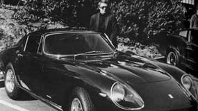 Steve McQueen posant avec sa Ferrari 275 GTB