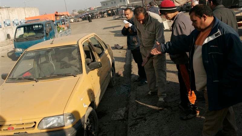 Près du lieu de l'explosion d'une bombe à Sadr City, dans le nord-est de Bagdad, où deux explosions ont fait au moins dix morts. Par ailleurs, un double attentat à la voiture piégée a fait douze morts et 32 blessés dans le quartier de Kadhimiya, situé dan