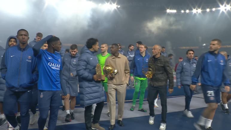 Le PSG célèbre au Parc des Princes le Ballon d'or et les récompenses gagnées lors de la cérémonie, le 27 septembre 2025.