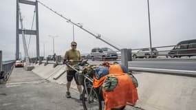 Karl Bushby traverse le pont des Martyrs à Istanbul, en Turquie, le 2 mai 2025.