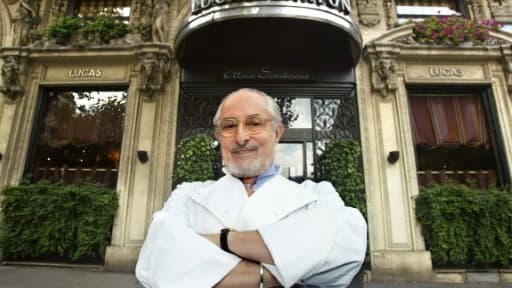 Alain Senderens devant son restaurant le 27 septembre 2002