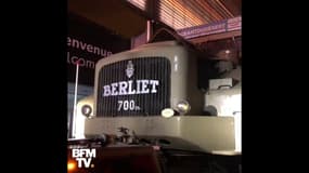 Le Berliet T100, l'un des plus grands camions au monde, est arrivé à Paris