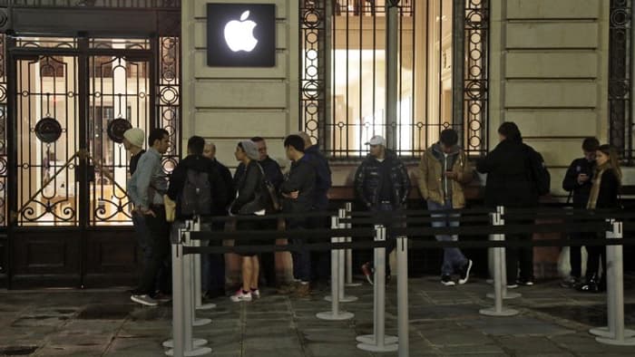 Certains ont passé la nuit devant les Apple store parisiens.