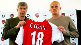 Pascal Cygan aux côtés d'Arsène Wenger lors de sa signature à Arsenal, 11 juillet 2002