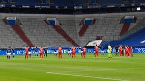 Les joueurs de Bundesliga observent une minute de silence pour les victimes du Covid-19 avant de reprendre le jeu. 