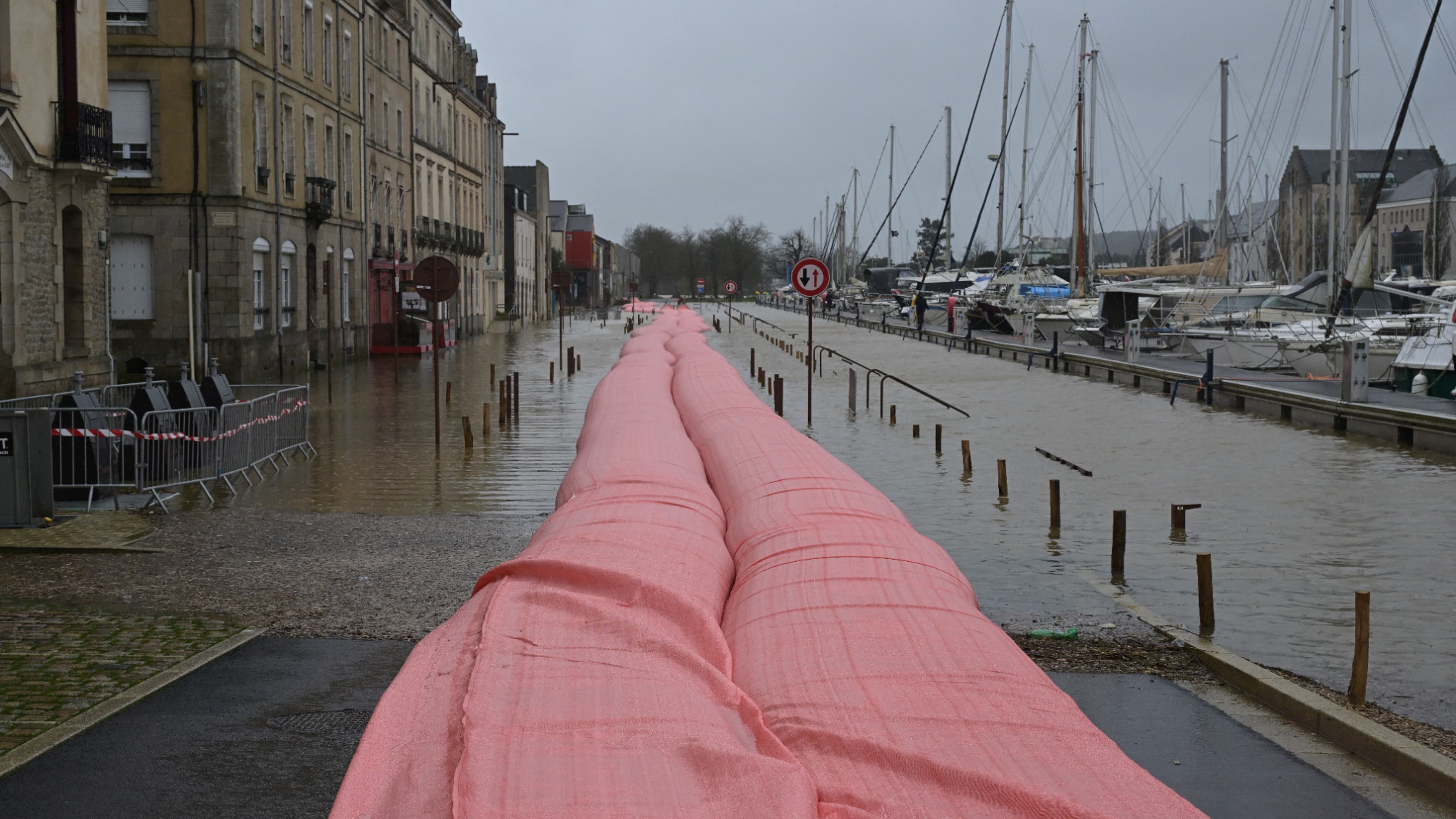 Inondations: Trois départements en vigilance rouge pour crues, six en ...