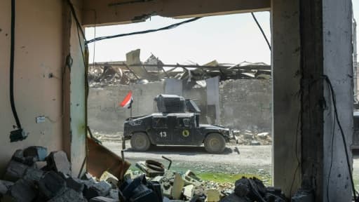 Un véhicule des forces irakiennes dans les rues de Mossoul lors d'une offensive contre les jihadistes de l'EI, le 18 juin 2017 Un véhicule des forces irakiennes dans les rues de Mossoul lors d'une offensive contre les jihadistes de l'EI, le 18 juin 2017