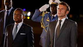 Emmanuel Macron à Yaoundé aux côtés du premier ministre camerounais Joseph Dion Ngute pour le début de sa tournée africaine.