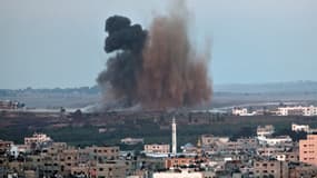 De la fumée s'élève au dessus de la ville de Gaza après une frappe israélienne, vendredi 8 août 2014.
