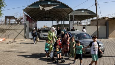 Des habitants de la bande de Gaza entrent dans le poste frontière de Rafah, avant de passer en Égypte, le 1er novembre 2023.
