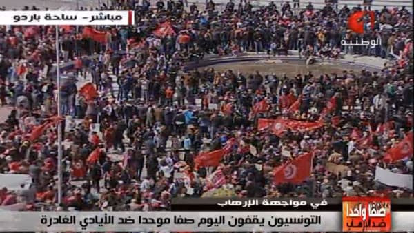 Des milliers de personnes sont réunies à Tunis contre le terrorisme. Des milliers de personnes sont réunies à Tunis contre le terrorisme.