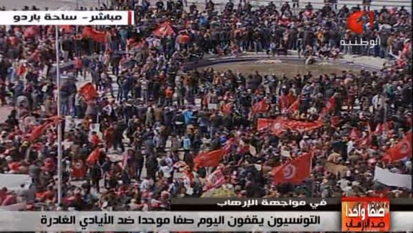 Des milliers de personnes sont réunies à Tunis contre le terrorisme.