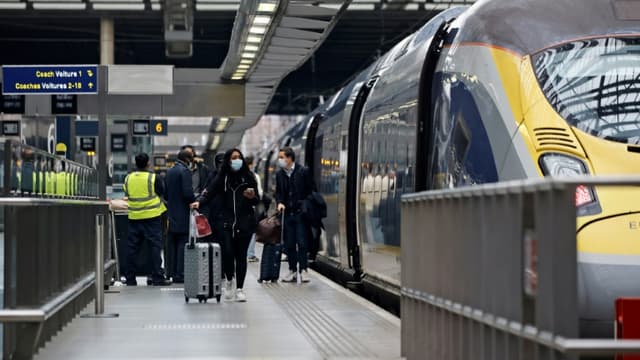 Des passagers montent à bord d'un Eurostar à la gare Saint-Pancras de Londres, le 23 décembre 2020