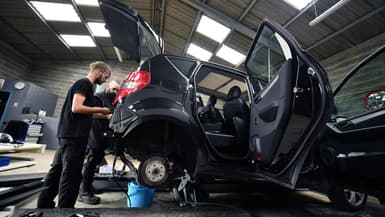 Des salariés travaillent dans le garage automobile de réinsertion professionnelle de l'association Ciel, à Mourenx, dans le sud-ouest de la France, le 21 juin 2023. (Illustration)