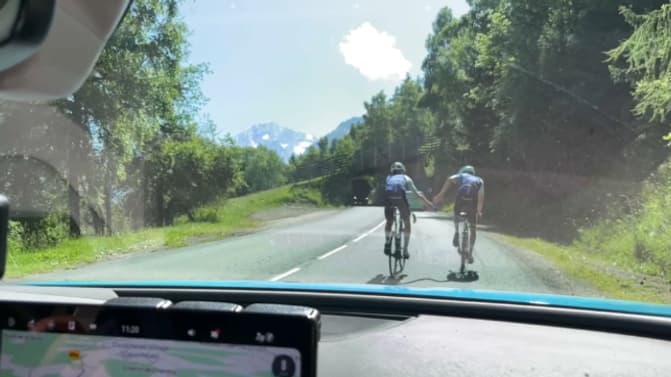 A bord de la voiture Decathlon-AG2R La Mondiale pour la reconnaissance du col de la Loze par Aurélien Paret-Peintre et Clément Berthet, juin 2025