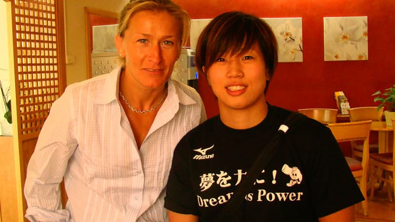 Aux côtés de Frédérique Jossinet, Yuka Nishida porte le T-shirt « Dream is Power » dont le produit de la vente ira aux sinistrés du 11 mars