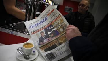 Le journal "Paris Normandie" entre les mains d'un lecteur, le 14 janvier 2019. (Photo d'illustration)