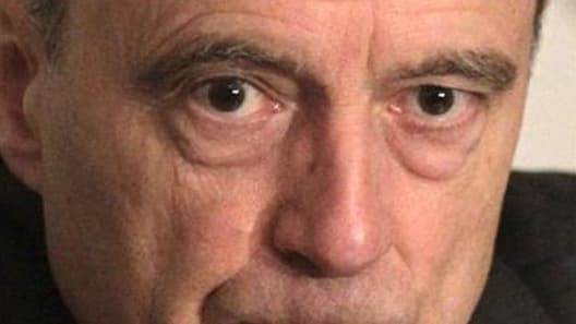 La France tient la Syrie pour responsable de la sécurité des ressortissants français sur son territoire, a déclaré Alain Juppé après la mort de deux journalistes occidentaux, dont un Français, dans un bombardement à Homs. /Photo prise le 16 février 2012/R