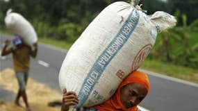 La hausse des prix alimentaires a plongé 44 millions de personnes supplémentaires dans la misère dans les pays du tiers monde au cours des huit derniers mois, estime la Banque mondiale. /Photo prise le 1er février 2011/REUTERS/Beawiharta