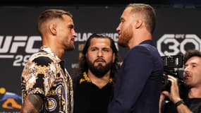 Dustin Poirier (à gauche) et Justin Gaethje en face-à-face avant leur combat à l'UFC 291 en juillet 2023