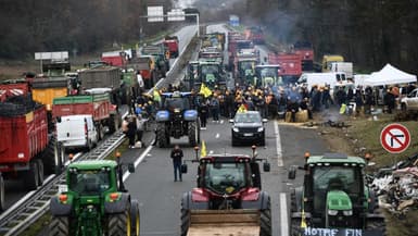 Manifestation d'agriculteurs sur l'A62, près d'Agen, dans le Lot-et-Garonne, le 23 janvier 2024