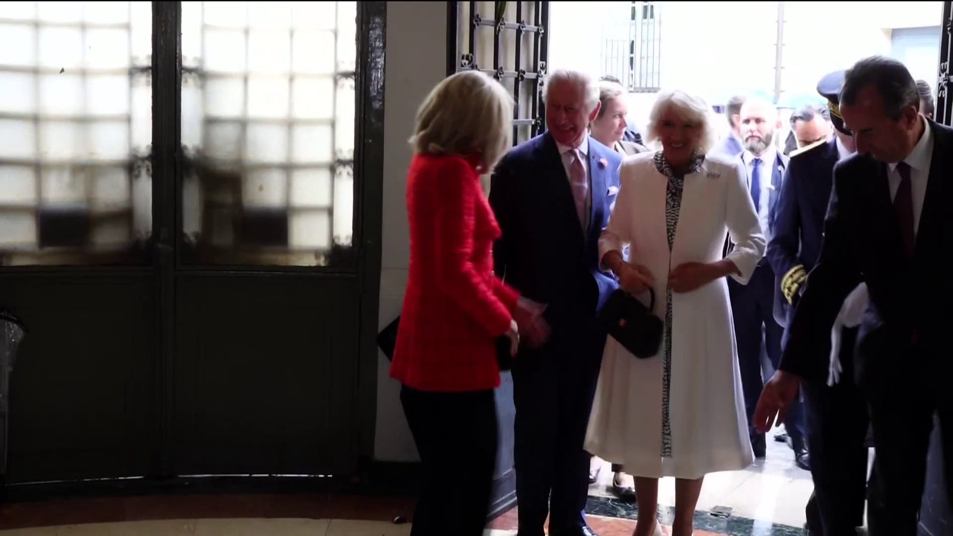Charles III et Camilla accueillis par Brigitte Macron à Saint-Denis