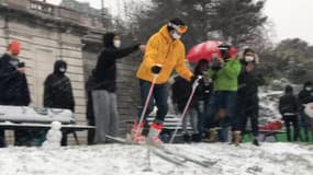 Neige à Paris: un skieur filmé sous le Sacré-Cœur