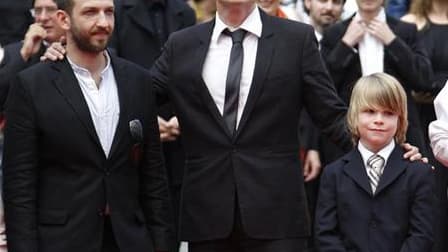 Le réalisateur Markus Schleinzer, entouré de Michael Fuith (à gauche) et David Rauchenberger, les deux acteurs principaux de "Michael", film dont la force est de présenter de manière crue un quotidien qui serait banal, s'il n'était celui d'un pédophile. /