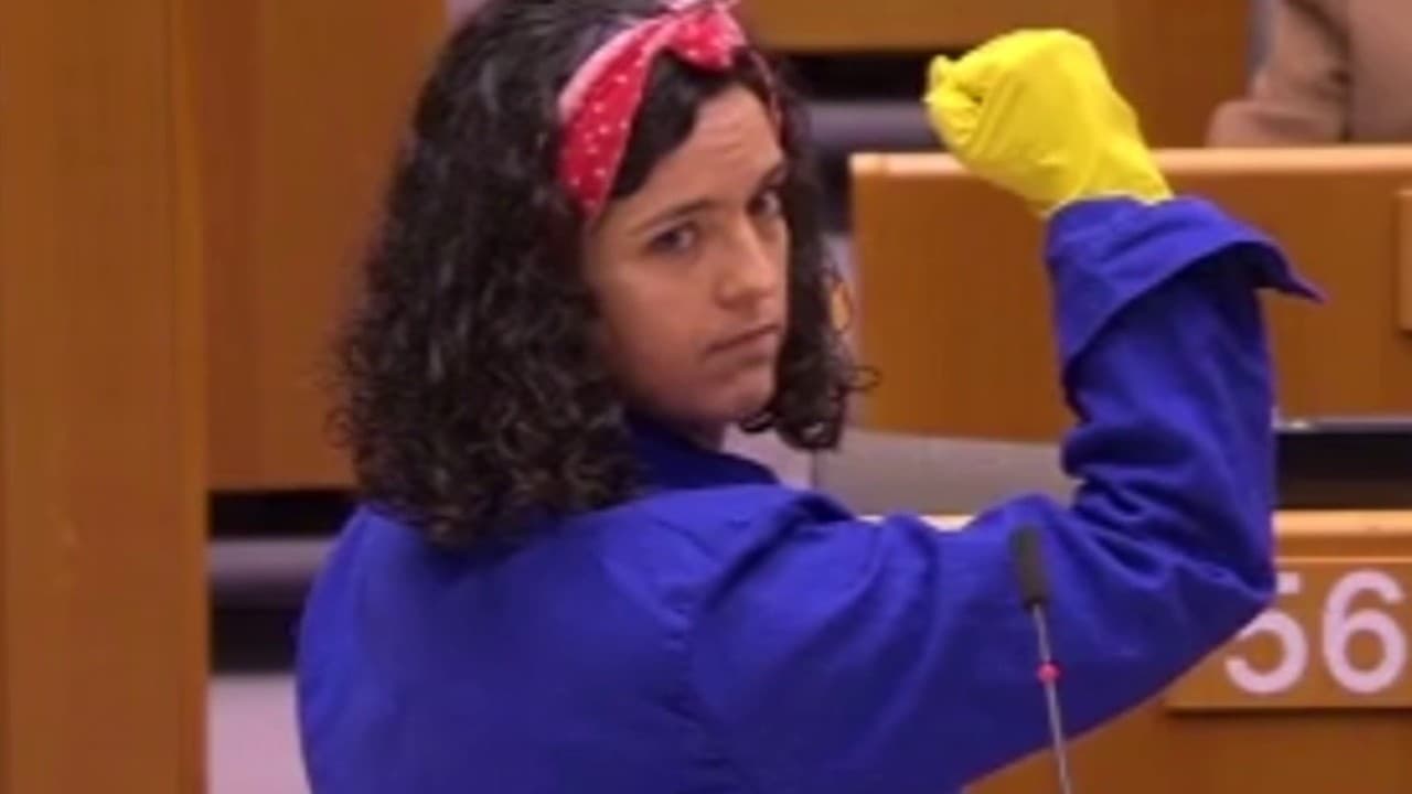 manon aubry saffiche en rosie la riveteuse au parlement europeen