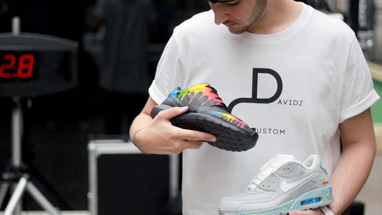 David est capable de rénover une paire de baskets et d'en faire un modèle unique au monde en les personnalisant en fonction de l'inspiration de son client. David est capable de rénover une paire de baskets et d'en faire un modèle unique au monde en les personnalisant en fonction de l'inspiration de son client.
