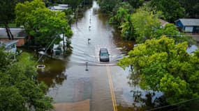 Une voiture progresse au milieu des eaux inondées, après le passage de l'ourgan Idalia, à New Port Richey, en Floride, aux États-Unis, le 30 août 2023