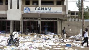 A Bamako, vendredi, devant des bureaux de l'assurance maladie ayant été pillés. Le Mali est plongé dans la confusion après un putsch d'officiers subalternes, dont la maîtrise du cours des événements semble fragile au regard des pillages à Bamako, des mult