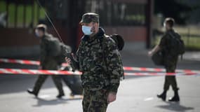 Des réservistes de l'armée suisse arrivent à la base militaire de Moudon avant d'être déployés pour soutenir les hôpitaux publics dans la bataille contre la deuxième vague de Covid-19, le 8 novembre 2020. 