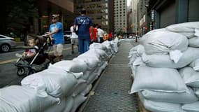 Dans une rue du centre de Manhattan. Le littoral atlantique des Etats-Unis a commencé vendredi soir à ressentir les premiers effets de l'ouragan Irene, dont l'arrivée a conduit les autorités à mettre en place des mesures d'urgence avec notamment des ordre