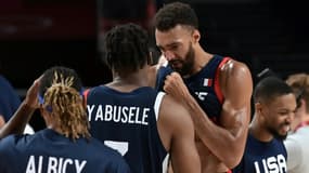 Le pivot Rudy Gobert inconsolable après la défaite des Bleus face aux Américains en finale du tournoi olympique de basket à Saitama, le 7 août 2021 