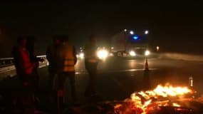 Les Gilets Jaunes ont installé un barrage sur l'A16 et allumé des feux de palettes 