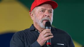 L'ancien président brésilien Luiz Inacio Lula da Silva lors d'une réunion avec des membres du Mouvement des travailleurs sans terre (MST), à Londrina, dans l'État du Parana, au Brésil, le 19 mars 2022