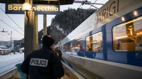 Un policier français à la gare italienne de Bardonecchia (photo d'illustration).