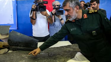 Le chef de la force aérospatiale des Gardiens de la Révolution devant des débris du drone américain