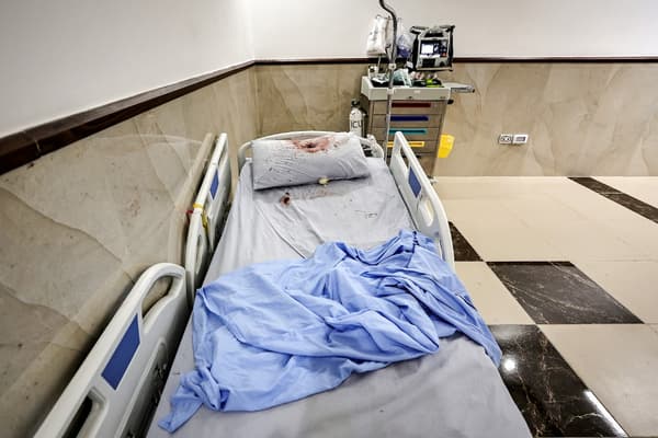 Un brancard taché de sang à l'hôpital de Jenine, janvier 2024 