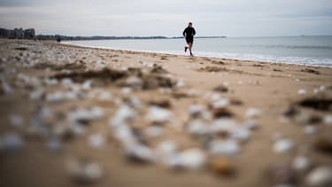 Un homme courant sur une plage de La Baule mercredi 13 mai 2020.