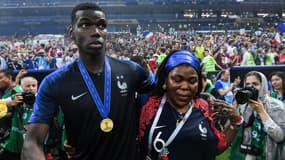 Paul Pogba et sa maman Yao après la victoire de la France au Mondial 2018 