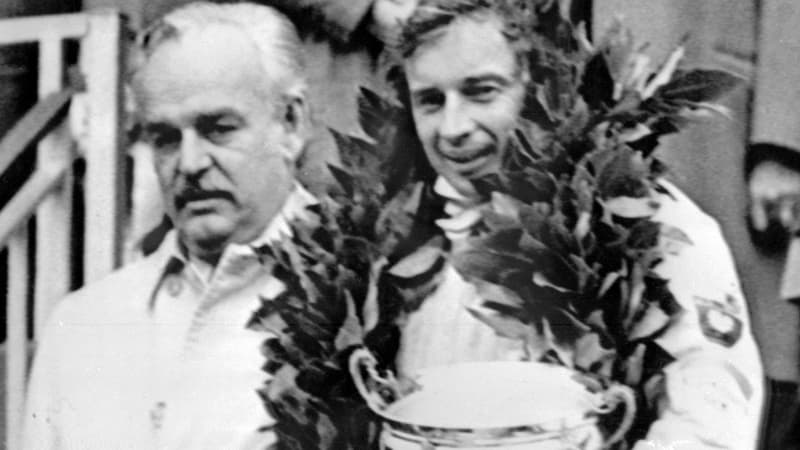 Jean-Pierre Beltoise, lors de sa victoire en Principauté, aux côtés du Prince Rainier de Monaco